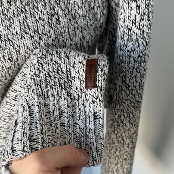 ROOTS Knit Heathered Grey 1/4 Button Down Sweater | Medium - Picture 4 of 9